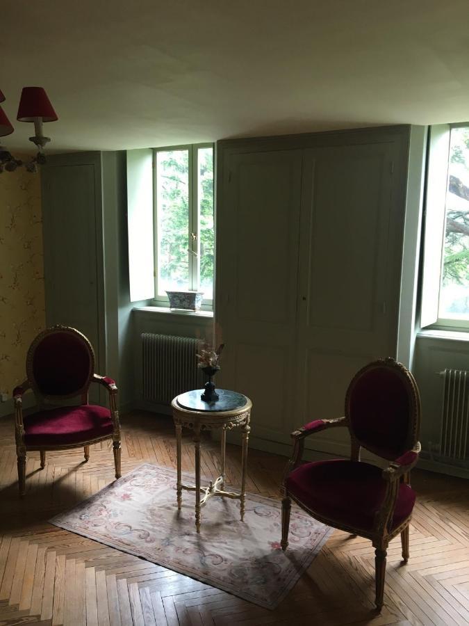 Chateau Du Mont Perreux Saint-Martin-du-Vivier Стая снимка